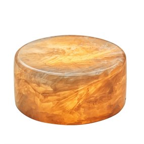 Marble 4cm Beige från Unison - Marble bordsljus &auml;r tillverkat av &auml;kta, polerad marmor i en varm beige ton som skapar ett mjukt och st&auml;mningsfullt sken.