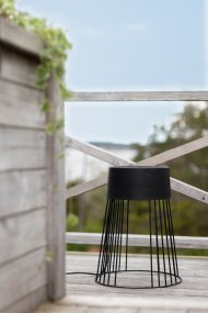 Koster Svart från Globen Lighting - Koster fungerar b&aring;de som en piedestal med avlastningsyta och som sittpall d&aring; den klarar av en vikt upp till 85 kg.