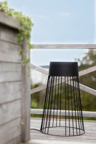 Koster Svart från Globen Lighting - Koster fungerar b&aring;de som en piedestal med avlastningsyta och som sittpall d&aring; den klarar av en vikt upp till 85 kg.