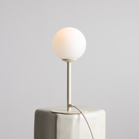 Pinne 35cm Grädde bordslampa från Artera - Lampans slanka fot i en diskret kr&auml;mf&auml;rg ger ett modernt uttryck och fungerar utm&auml;rkt som en dekorativ detalj i b&aring;de vardagsrum, sovrum eller p&aring; kontoret.