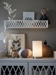 Dora 25cm Vit från PR Home - Stilren bordslampa med fastmonterad lampsk&auml;rm som &auml;r gjord i veckat material av polyester och bomull.