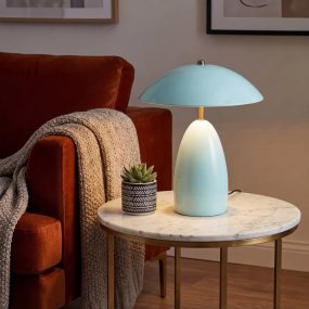 Poppy 35cm Ljusblå bordslampa från Elstead Lighting - Poppy &auml;r en dekorativ bordslampa med mjuka former och en blank ljusbl&aring; f&auml;rg som kombineras med detaljer i m&auml;ssing.