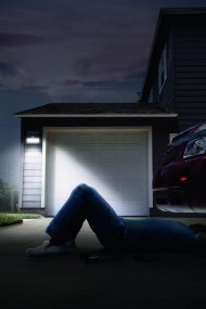 Flood Double Sensor 2W Mörkgrå solcellslampa från Ledvance - Den inbyggda PIR-r&ouml;relsesensorn och dagsljussensorn g&ouml;r att lampan t&auml;nds automatiskt vid r&ouml;relse i m&ouml;rker, vilket ger b&aring;de s&auml;kerhet och energieffektivitet.