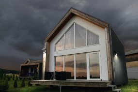 Flood Sensor 10W Svart solcellslampa från Ledvance - Den inbyggda PIR-r&ouml;relsesensorn och dagsljussensorn g&ouml;r att lampan t&auml;nds automatiskt vid r&ouml;relse i m&ouml;rker, vilket ger b&aring;de s&auml;kerhet och energieffektivitet.