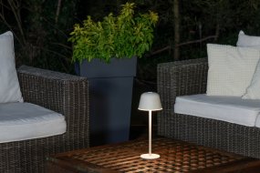 Table USB 30cm Beige portabel från Ledvance - Table USB &auml;r en stilren och praktisk bordslampa med touchsensor f&ouml;r av/p&aring; och stegl&ouml;s ljusreglering (5%-100%).