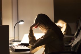 Office Cylinder 30cm Svart skrivbordslampa från Ledvance - B&aring;da ljusstyrkan och f&auml;rgtemperaturen g&aring;r att justera i tre steg med touchbrytaren p&aring; lampfoten.