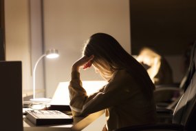 Office Cylinder 30cm Vit skrivbordslampa från Ledvance - B&aring;da ljusstyrkan och f&auml;rgtemperaturen g&aring;r att justera i tre steg med touchbrytaren p&aring; lampfoten.