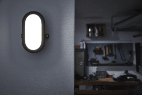 Bulkhead 11W Svart från Ledvance - Bulkhead &auml;r en smidig belysningl&ouml;sning f&ouml;r dig som beh&ouml;ver en enkel lampa med bra ljus i t.