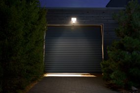 Flood Sensor 27W 4000K Mörkgrå utelampa från Ledvance - Du kan ocks&aring; v&auml;lja att st&auml;nga av sensorn helt och d&aring; ist&auml;llet anv&auml;nda dig av timern, lampan &auml;r d&aring; t&auml;nd i 6h och sl&auml;ckt resterande timmar p&aring; dygnet.