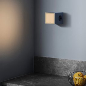 LAMP 1 - EU Blå från Avolt - Denna smidiga lilla lampa ansluts direkt i v&auml;gguttaget (230V) och passar perfekt som exempelvis nattlampa eller st&auml;mningsbelysning i hall, sovrum eller andra utrymmen d&auml;r du vill ha ett mjukt ljus.