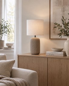 Palizzo 33cm Brun från Nordic Lighting - Lampfoten har en matt, sandliknande finish i en varm brun ton och en r&auml;fflad struktur som ger lampan ett mjukt och dekorativt uttryck.