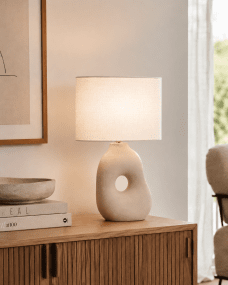 Pikazo 45cm Beige bordslampa från Lampan - Pikazo bordslampa i beige har en skulptural keramisk fot med dekorativt genomg&aring;ende h&aring;l och en matchande, oval linnesk&auml;rm.