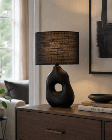 Pikazo 45cm Svart bordslampa från Lampan - Pikazo bordslampa i svart har en unik keramisk fot med skulptural form och ett dekorativt genomg&aring;ende h&aring;l, kompletterad med en matchande, oval linnesk&auml;rm.