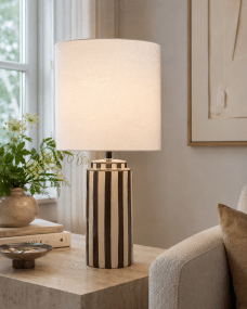Faro 50cm Brun/vit bordslampa från Nordic Lighting - Lampfoten &auml;r tillverkad i keramik med kr&auml;mvit botten och bruna r&auml;nder som ger ett levande men balanserat intryck.