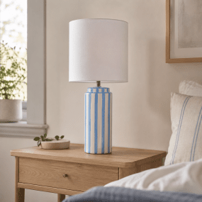 Faro 50cm Ljusblå/vit bordslampa från Nordic Lighting - Lampfoten &auml;r tillverkad i keramik med kr&auml;mvit botten och ljusbl&aring; r&auml;nder som ger ett levande men balanserat intryck.