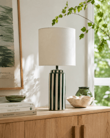Faro 50cm Grön/vit bordslampa från Nordic Lighting - Lampfoten &auml;r tillverkad i keramik med kr&auml;mvit botten och gr&ouml;na r&auml;nder som ger ett levande men balanserat intryck.