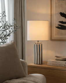 Faro 50cm Grå/vit bordslampa från Nordic Lighting - Lampfoten &auml;r tillverkad i keramik med kr&auml;mvit botten och gr&aring;a r&auml;nder som ger ett levande men balanserat intryck.