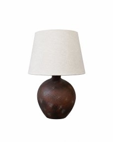 Bellmini 30cm Mörkbrun bordslampa från Nordic Lighting - Bellmini bordslampa har en vacker keramisk fot i m&ouml;rkbrun, rustik finish och en beige linnesk&auml;rm.