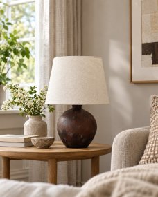 Bellmini 30cm Mörkbrun bordslampa från Nordic Lighting - Bellmini bordslampa har en vacker keramisk fot i m&ouml;rkbrun, rustik finish och en beige linnesk&auml;rm.