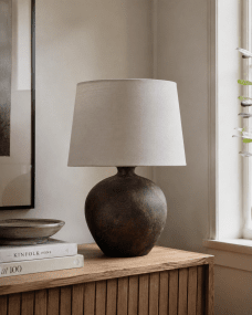 Bella 42cm Mörkbrun bordslampa från Nordic Lighting - Bella bordslampa har en vacker keramisk fot i m&ouml;rkbrun, rustik finish och en beige linnesk&auml;rm.