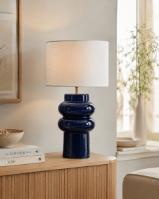 Anelli 56cm Blå bordslampa från Nordic Lighting - Anelli&nbsp;bordslampa med bl&aring;, glansig keramisk fot och vit linnesk&auml;rm &auml;r en elegant och modern inredningsdetalj.