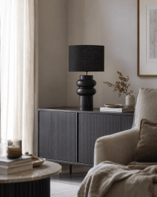 Anelli 56cm Svart bordslampa från Nordic Lighting - Den unika, skulpterade formen och mörka färgtonen ger ett modernt och sofistikerat uttryck.