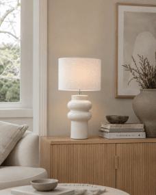 Anelli 56cm Vit bordslampa från Nordic Lighting - Perfekt f&ouml;r att skapa en varm och inbjudande atmosf&auml;r i b&aring;de vardagsrum och sovrum.
