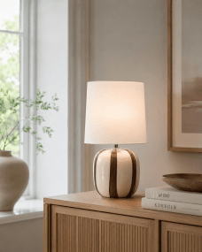 Pholca 38cm Vit/brun bordslampa från Nordic Lighting - Lampfoten &auml;r tillverkad i keramik med en kr&auml;mvit grund och bruna r&auml;nder som skapar liv och karakt&auml;r.