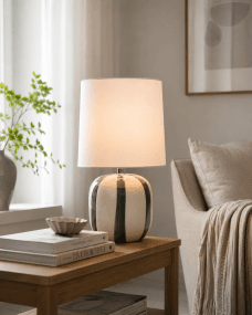 Pholca 38cm Vit/grön från Nordic Lighting - Lampfoten &auml;r tillverkad i keramik med en kr&auml;mvit grund och gr&ouml;na r&auml;nder som skapar liv och karakt&auml;r.