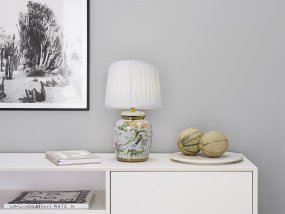 Klassisk grön 44cm Vit bordslampa från Cottex - Denna klassiska bordslampa i keramik och textil utstr&aring;lar elegans och tradition.