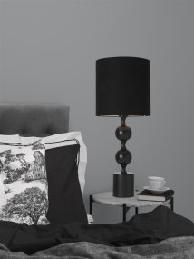 Prakt 60cm Svart bordslampa från Cottex - Prakt bordslampa i metall och textil &auml;r en elegant och i&ouml;gonfallande lampa som ger rummet en sofistikerad touch.