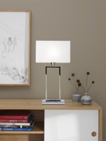 Kensington 50cm Krom bordslampa från Cottex - Den stilrena metallramen skapar en luftig och modern k&auml;nsla, medan den vita textilsk&auml;rmen sprider ett mjukt och behagligt ljus.