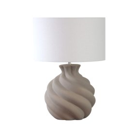 Vindel 52cm Sand bordslampa från Lampan - Lampfoten i keramik har en sandf&auml;rgad, strukturerad yta och en mjukt virvlande design som ger ett levande och skulpturalt uttryck.