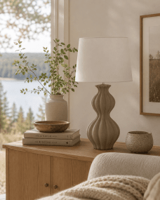 Amfora 67cm Sand bordslampa från Lampan - Lampfoten i keramik har en vackert formad siluett med mjuka linjer och en strukturerad yta i sandf&auml;rg som ger ett naturligt och harmoniskt uttryck.