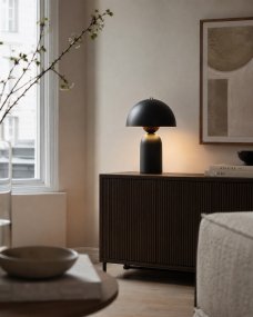 Capello 35cm Svart bordslampa från Nordic Lighting - Den dekorativa kromdetaljen p&aring; toppen ger ett elegant lyft och g&ouml;r lampan till ett vackert inslag i b&aring;de sovrum, vardagsrum och hall.