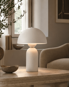 Capello 35cm Vit bordslampa från Nordic Lighting - Den dekorativa kromdetaljen p&aring; toppen ger ett elegant lyft och g&ouml;r lampan till ett vackert inslag i b&aring;de sovrum, vardagsrum och hall.