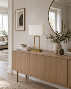 Gemma 52cm Mässing bordslampa från Nordic Lighting - Den vita, rektangul&auml;ra lampsk&auml;rmen i textil sprider ett mjukt och behagligt ljus som passar perfekt i b&aring;de sovrum, vardagsrum och hall.