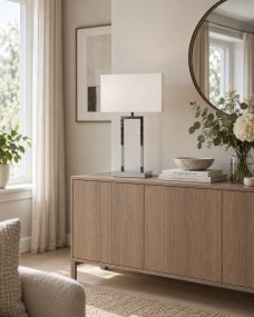 Gemma 52cm Krom bordslampa från Nordic Lighting - Den vita, rektangul&auml;ra lampsk&auml;rmen i textil sprider ett mjukt och behagligt ljus som passar perfekt i b&aring;de sovrum, vardagsrum och hall.