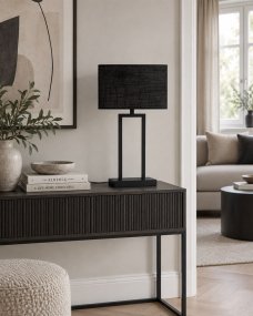 Gemma 52cm Svart bordslampa från Nordic Lighting - En stilren bordslampa i metall med svart finish som ger ett industriellt och exklusivt intryck.