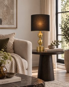 Circolo 48cm Mässing/svart bordslampa från Nordic Lighting - Circolo bordslampa kombinerar en dekorativ fot i metall med elegant m&auml;ssingsfinish och en klassisk svart linnesk&auml;rm.