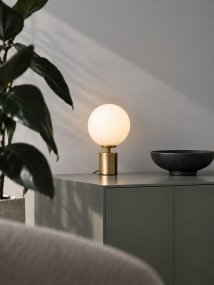 Ballon 24cm Mässing bordslampa från Herstal - Ballon &auml;r en elegant bordslampa med en stilren och tidl&ouml;s design som kombinerar metall i en vacker satin m&auml;ssingfinish med en rund sk&auml;rm av opalglas.
