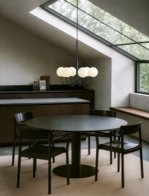 Ballon Ø60 Svart från Herstal - Ballon ger ett varmt sken med en sj&auml;lvs&auml;ker attityd till varje rum.