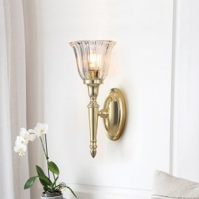 Dryden 33cm Polerad mässing badrumslampa från Elstead Lighting - Lampan finns i flera utf&ouml;randen som polerad krom, polerad nickel och polerad m&auml;ssing, vilket ger flexibilitet i stil och inredning.