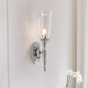 Dryden 40cm Polerad krom badrumslampa från Elstead Lighting - Lampan finns i flera utf&ouml;randen som polerad krom, polerad nickel och polerad m&auml;ssing, vilket ger flexibilitet i stil och inredning.