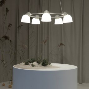 Bird Ø95 Sand/vit från Belid - Den cirkulära formen och metallkonstruktionen skapar en förtrollande och svävande lampa, vilket gör den till den perfekta mittpunkten i alla rum.