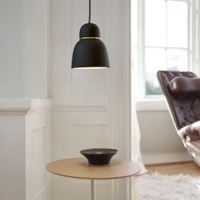 Bird Ø17 Svart/mässing från Belid - Den är nätt i storlek vilket gör den lämplig som belysningspunkt på många platser i ditt hem.