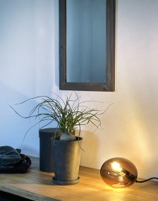 Globus 10cm Brun bordslampa från Aneta Lighting - Globus bordslampa i brunf&auml;rgat glas med ljusk&auml;lla inuti glasbollen som ger ett dekorativt och bekv&auml;mt ljus.