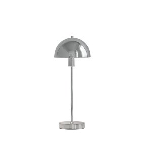 Vienda 50cm Krom bordslampa från Herstal - Lampan sprider ett mjukt och behagligt ljus och passar lika fint p&aring; sidobordet i vardagsrummet som p&aring; nattduksbordet i sovrummet.