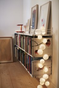 Irislights Butter Yellow 20 bollar Krämvit från Irislights - De handgjorda bollarna &auml;r tillverkade av tunt, handf&auml;rgat garn och milj&ouml;v&auml;nligt lim, vilket g&ouml;r varje slinga unik.