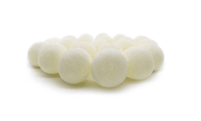 Irislights Butter Yellow 20 bollar Krämvit från Irislights - De handgjorda bollarna &auml;r tillverkade av tunt, handf&auml;rgat garn och milj&ouml;v&auml;nligt lim, vilket g&ouml;r varje slinga unik.